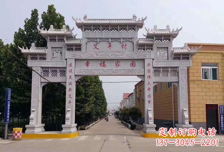 古代牌坊上石雕鱼