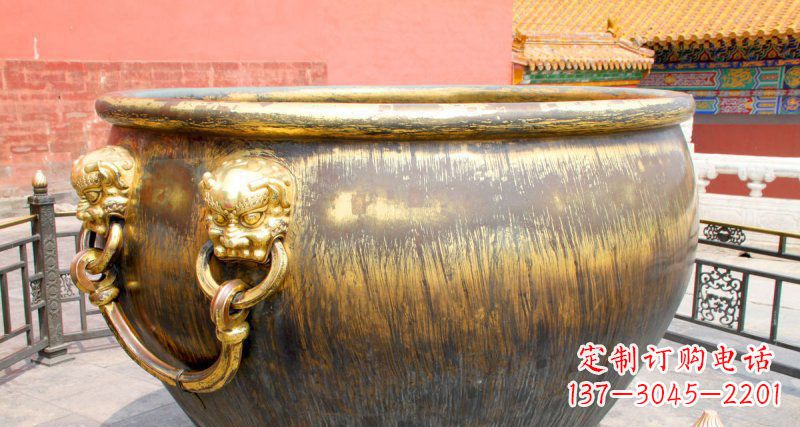 故宫圆形水缸铜雕