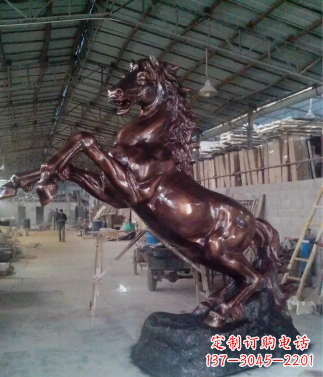 广场奔马铜雕
