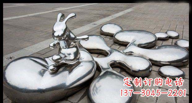 广场不锈钢抽象水珠上的兔子雕塑 广场不锈钢抽象水珠上的兔子雕塑