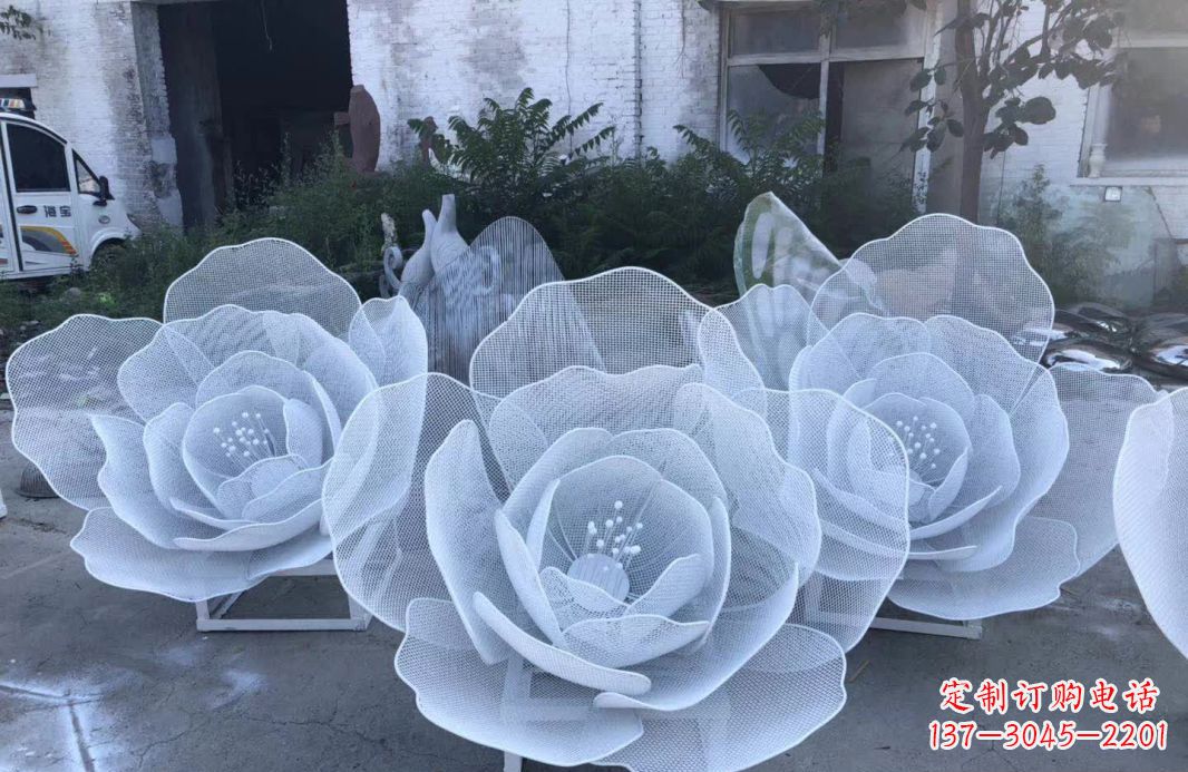 广场不锈钢镂空花朵雕塑