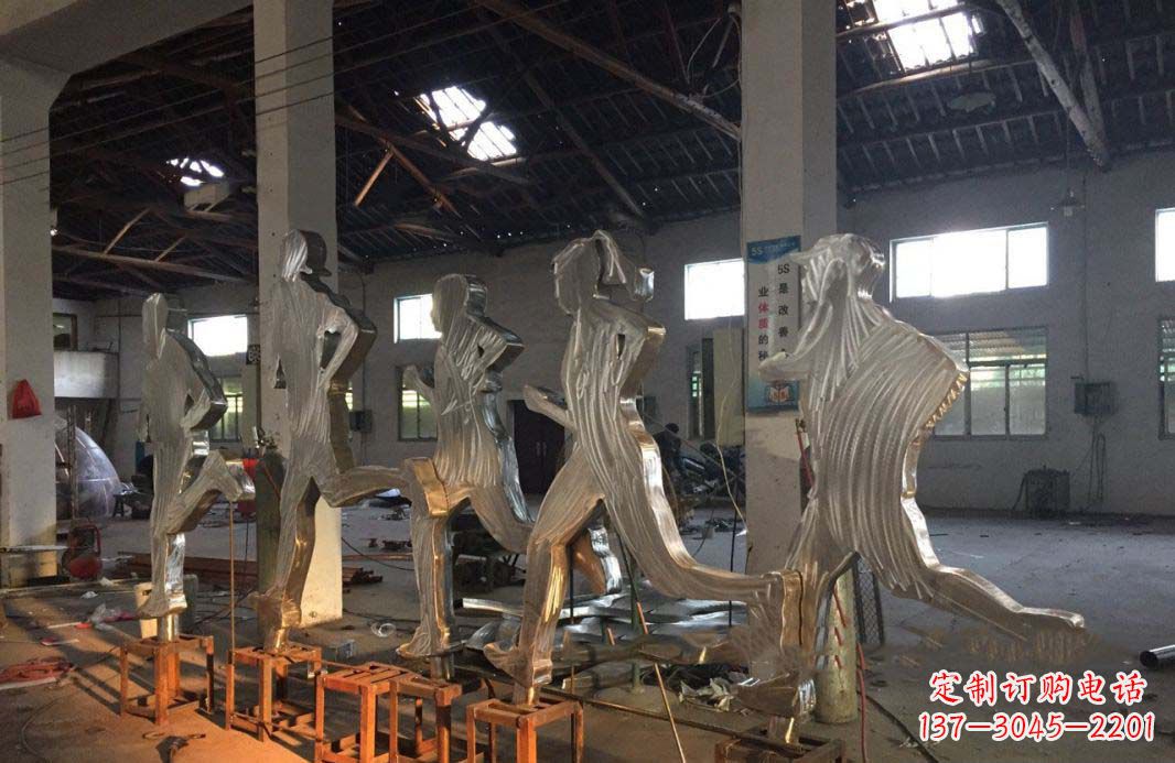 广场不锈钢跑步人物雕塑1