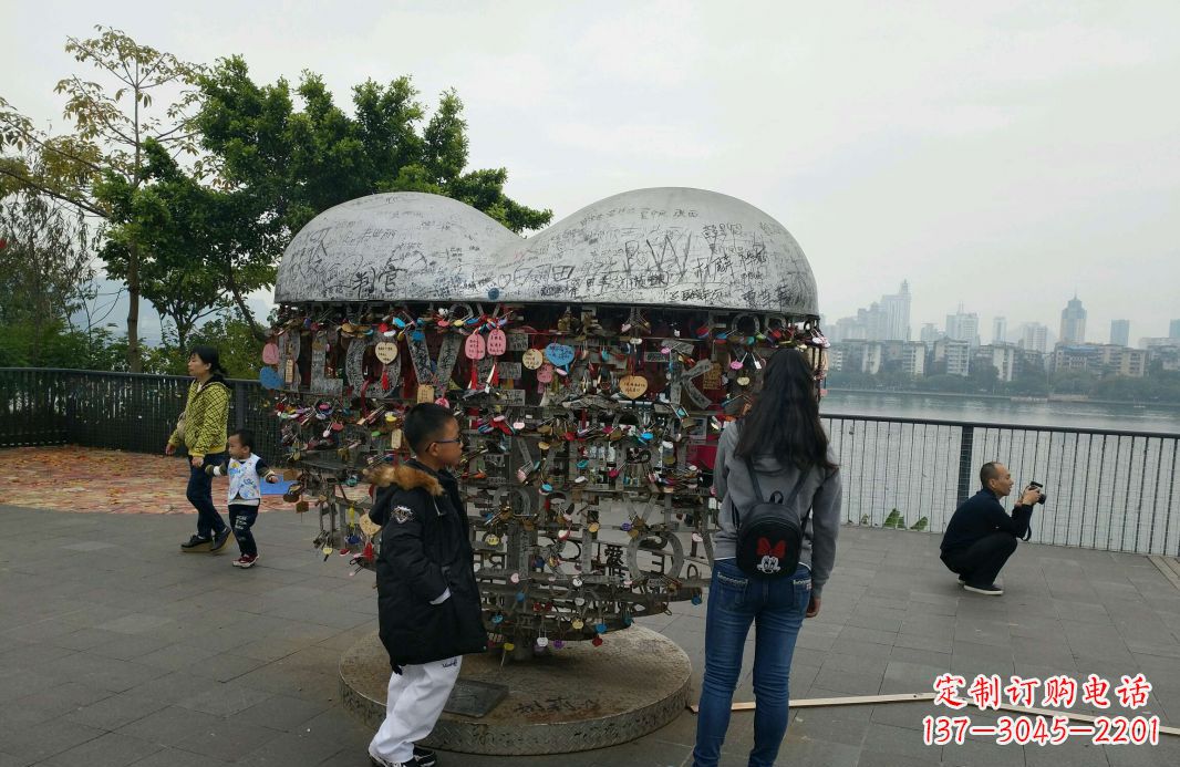 广场不锈钢英文字母镂空景观雕塑