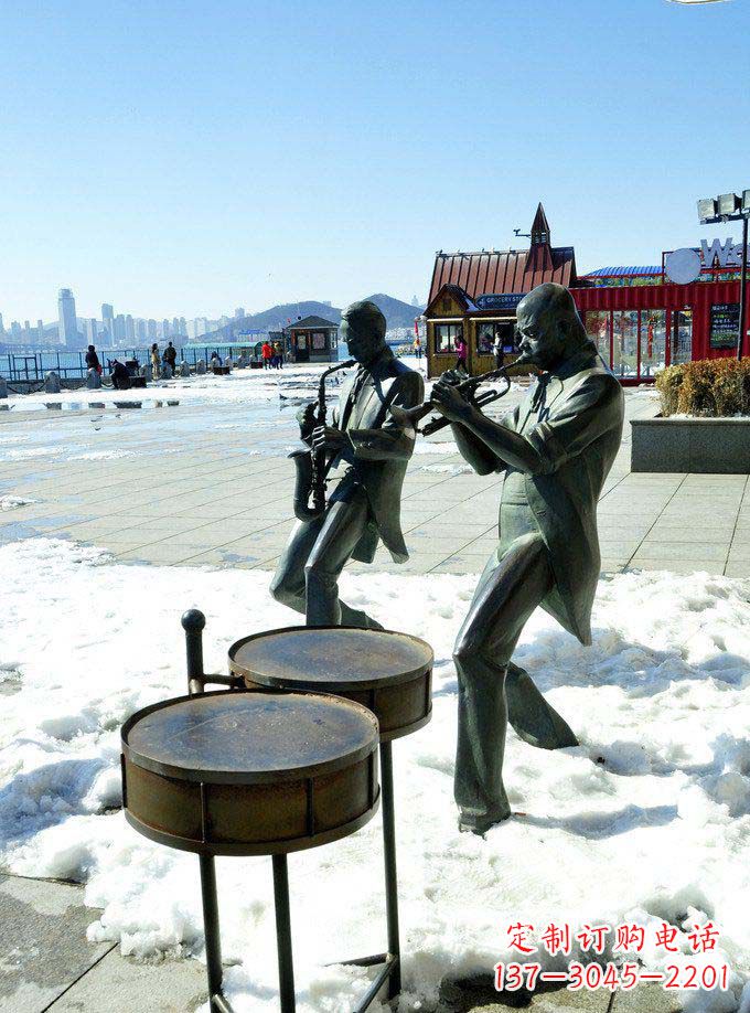 广场吹奏乐器的人物铜雕