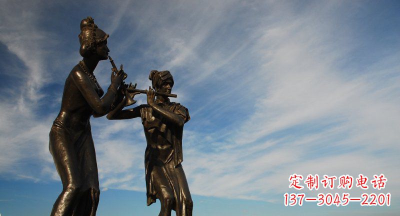 广场吹奏乐器的少数民族人物景观铜雕