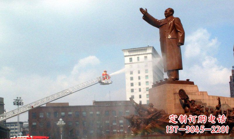 广场挥手的毛主席景观铜雕