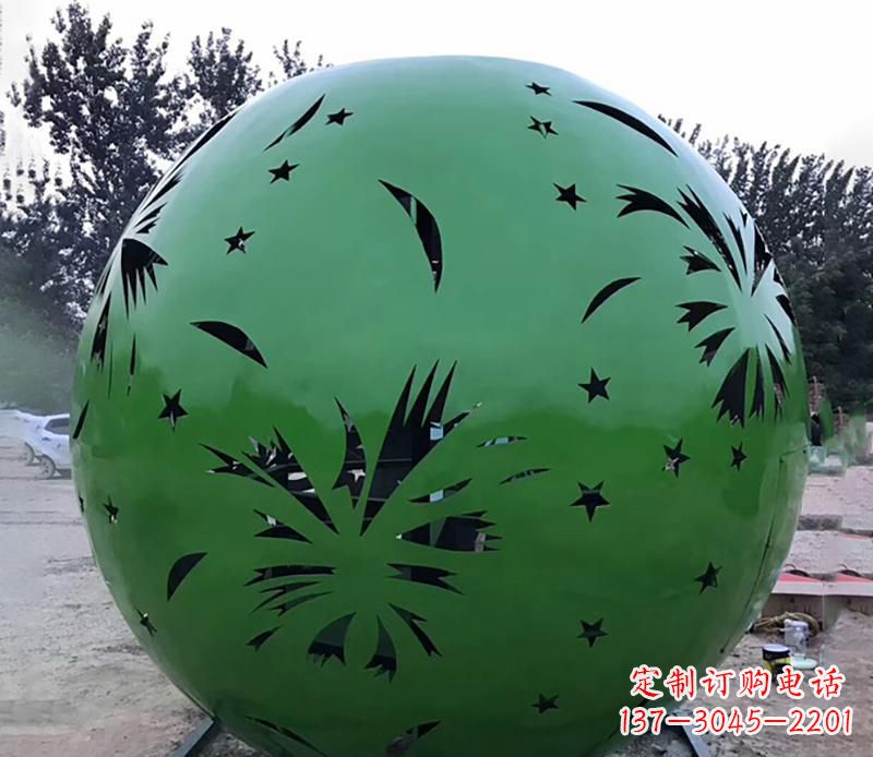 广场绿色不锈钢镂空球景观雕塑