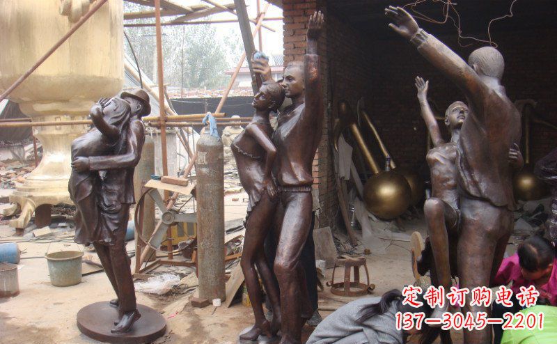 广场男女跳舞人物铜雕