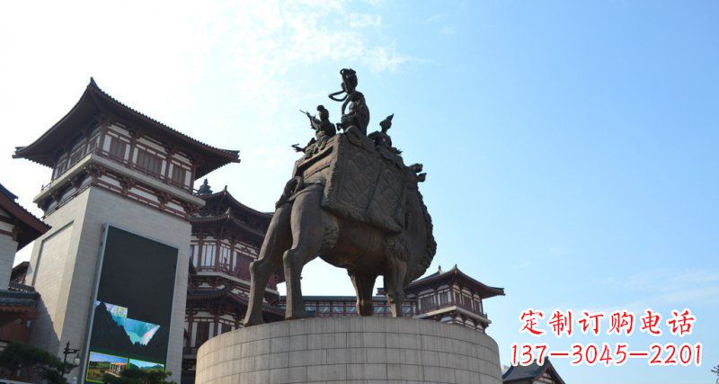 广场骑骆驼的古代美女景观铜雕
