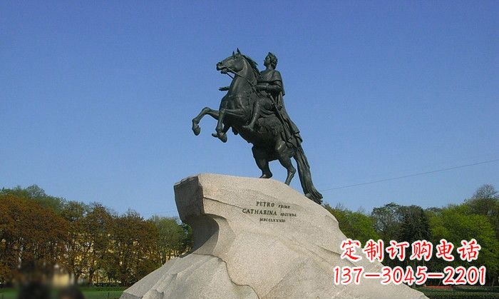 广场骑马的人物铜雕