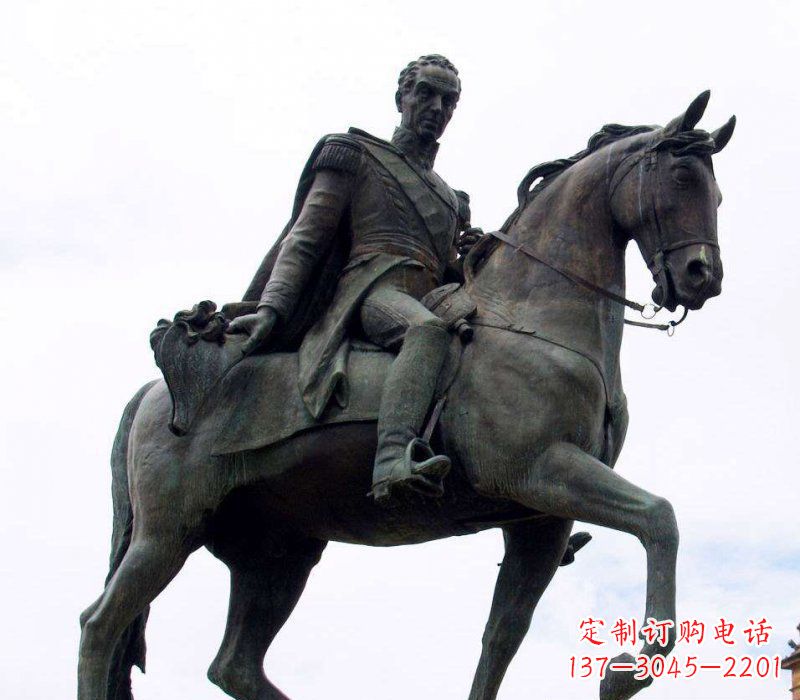 广场骑马的西方人物铜雕