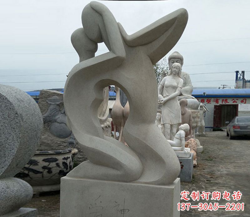 广场情侣人物石雕
