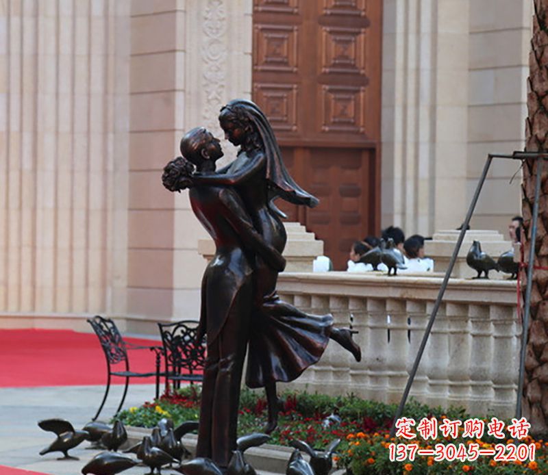 广场求婚人物铜雕