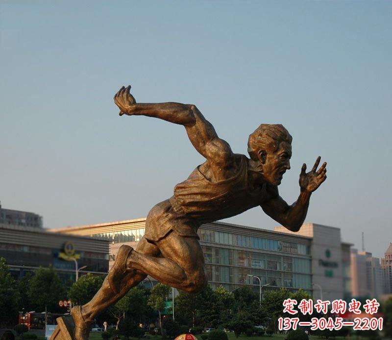 广场赛跑的人物铜雕