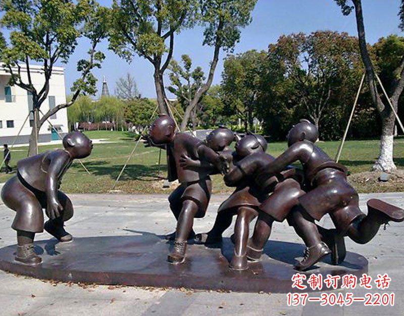 广场铜雕老鹰抓小鸡人物雕塑