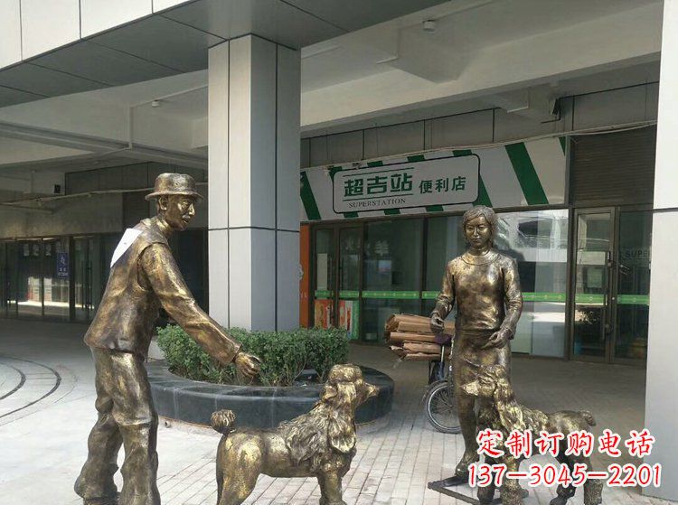 广场铜雕遛狗人物雕塑