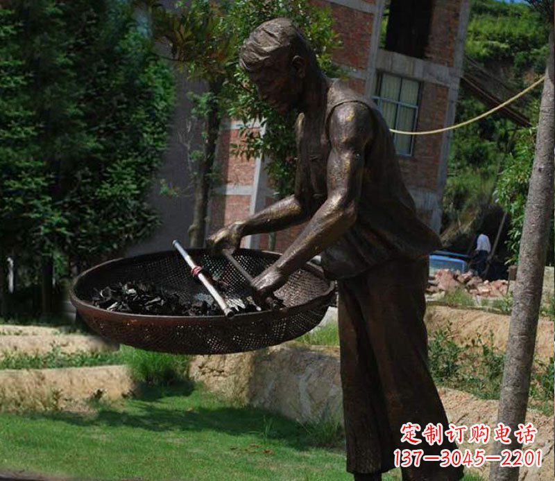 广场铜雕晒茶叶人物雕塑