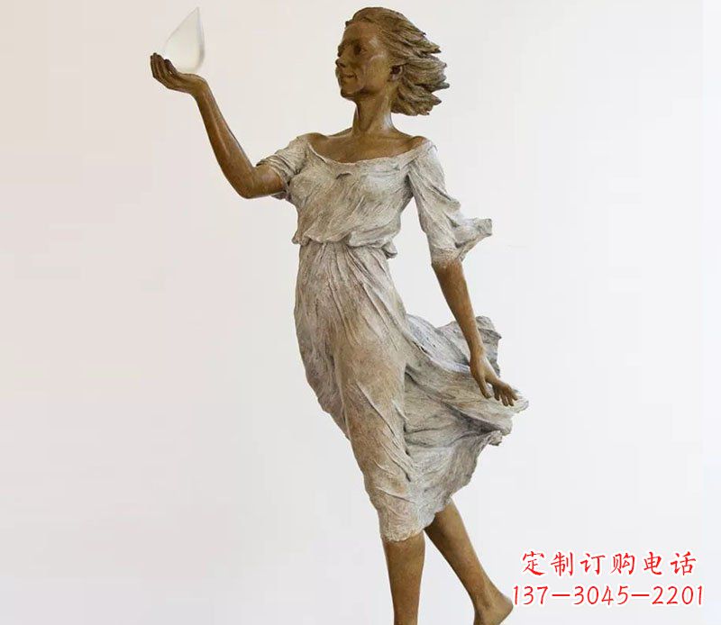 广场铜雕西方美女玩耍人物雕塑