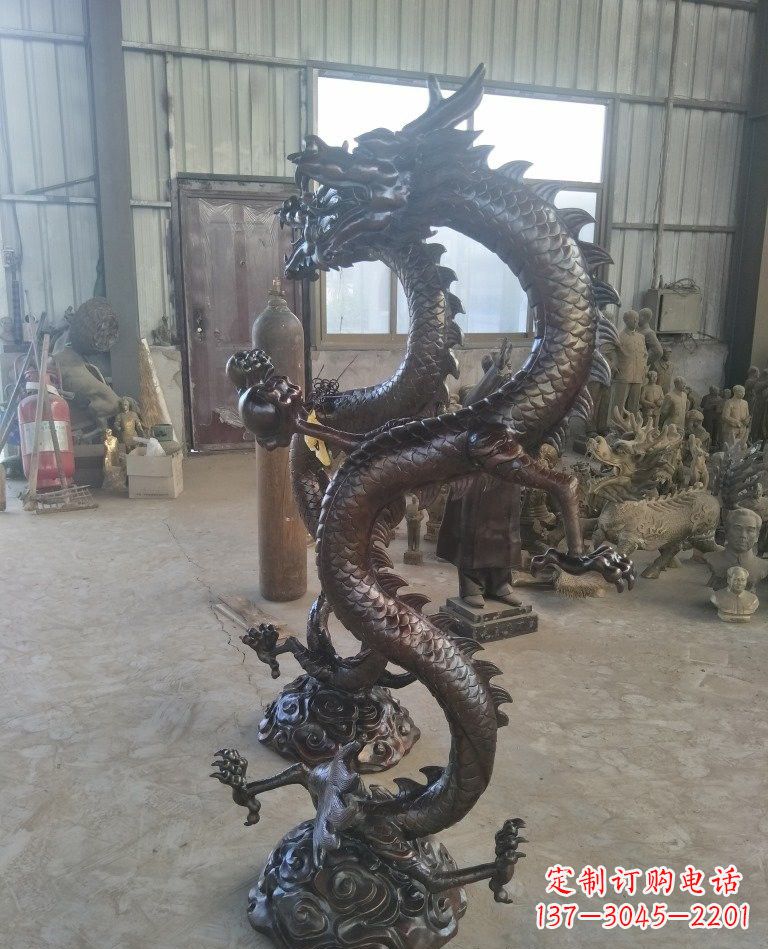 广场铜龙雕塑