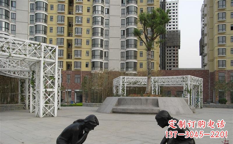 广场玩游戏人物铜雕