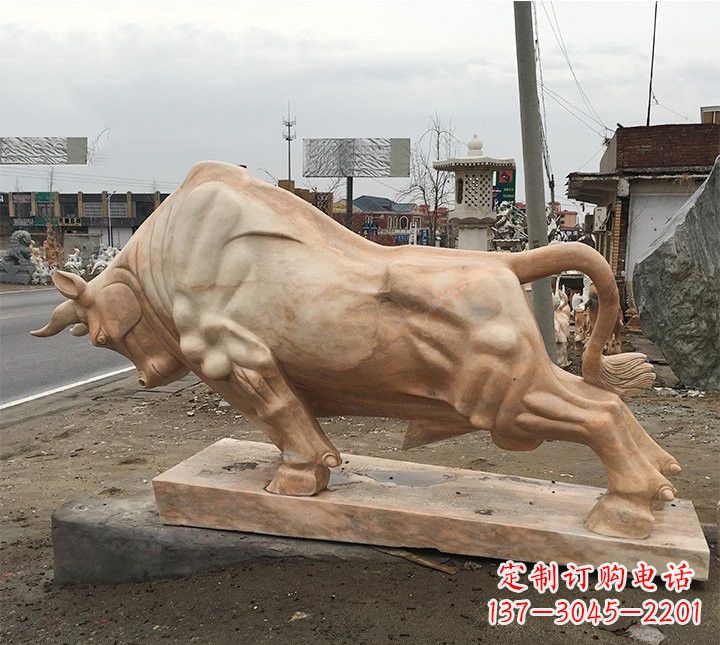 广场晚霞红牛雕塑
