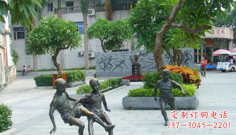 广场小孩踢足球人物铜雕