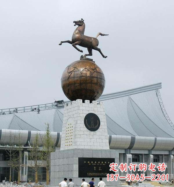 广场站在地球上的马景观铜雕
