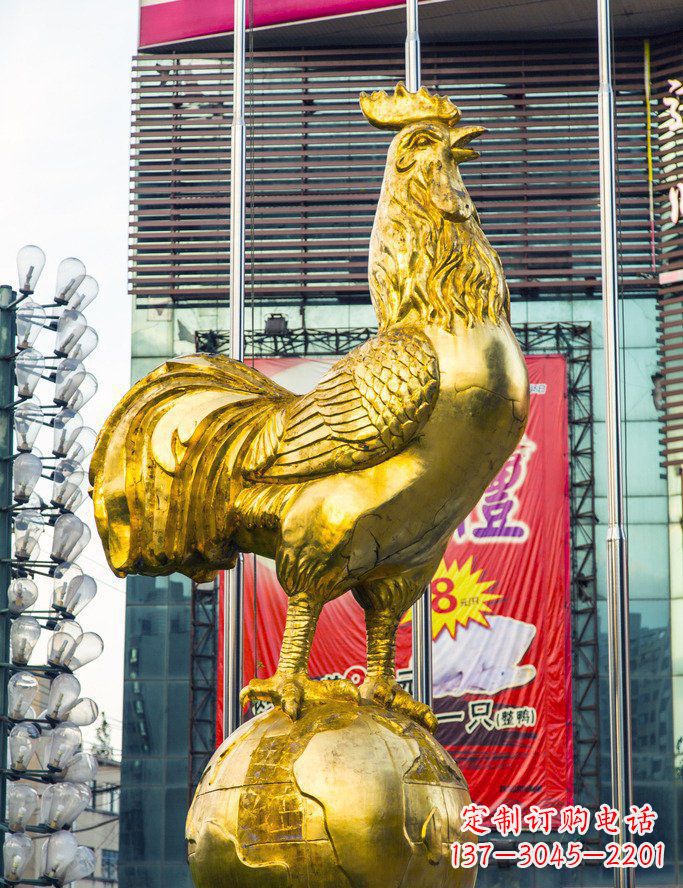 广场站在地球上的公鸡景观铜雕