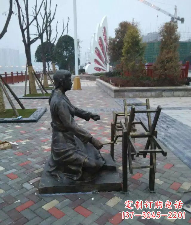 广场织布人物景观铜雕