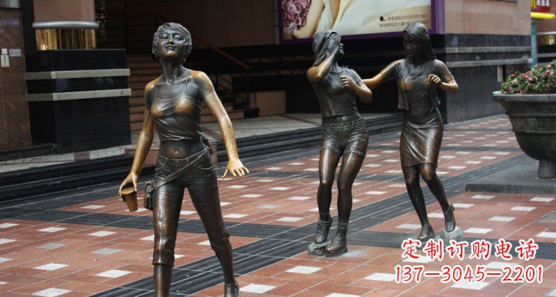 逛街女郎街头人物铜雕