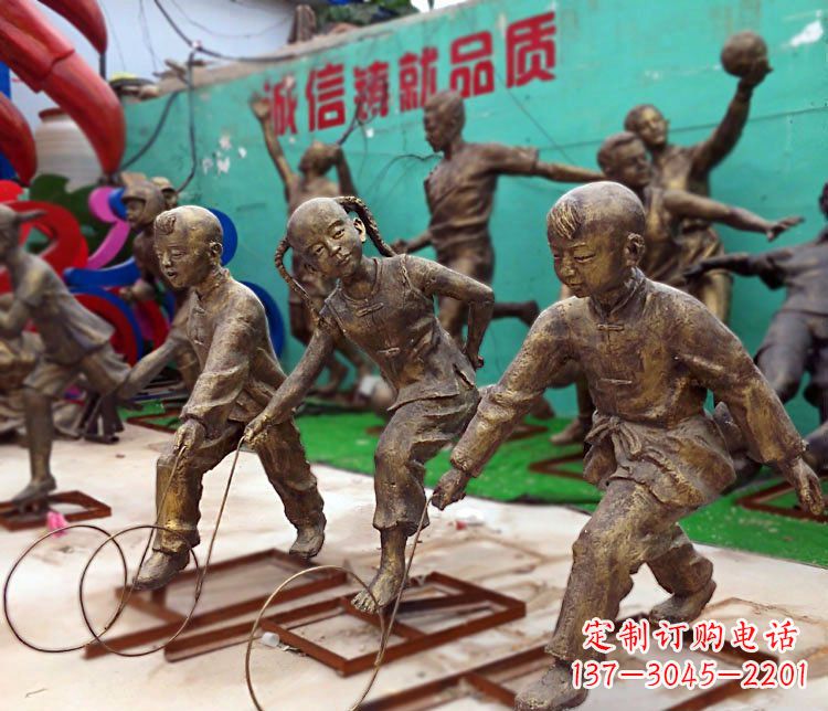 滚铁环的儿童铜雕
