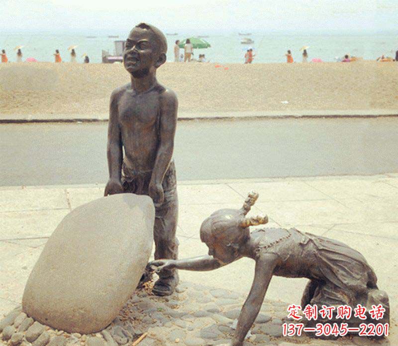 海边抬石头的小孩景观铜雕
