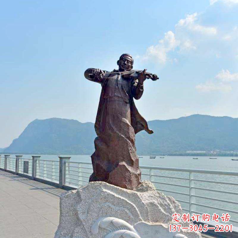 海边拉小提琴的聂耳雕像