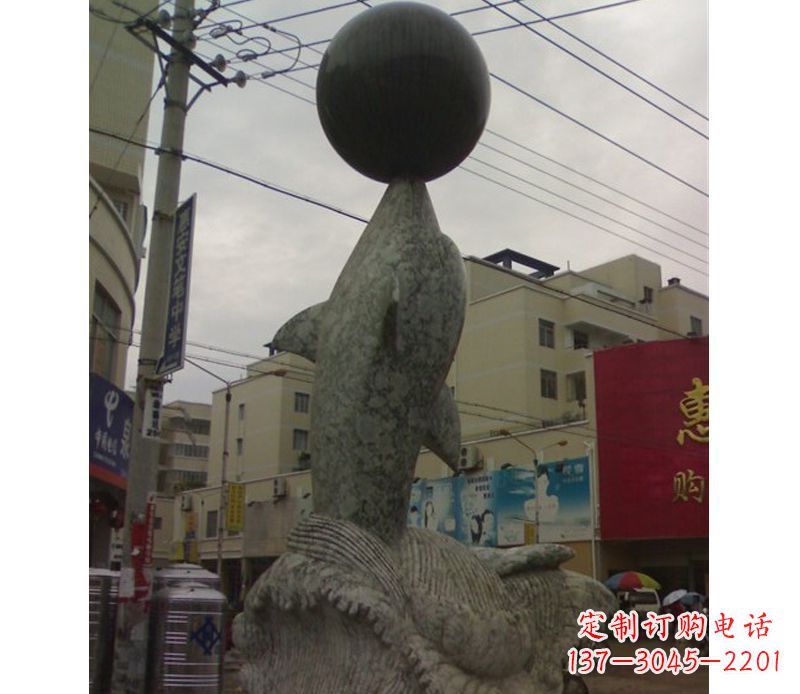 海豚戏球石雕