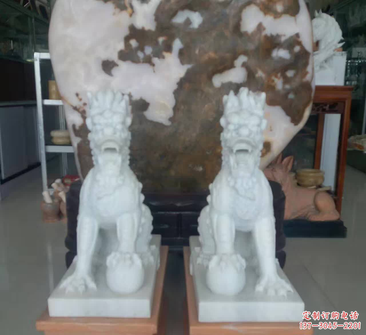 汉白玉踩球麒麟石雕