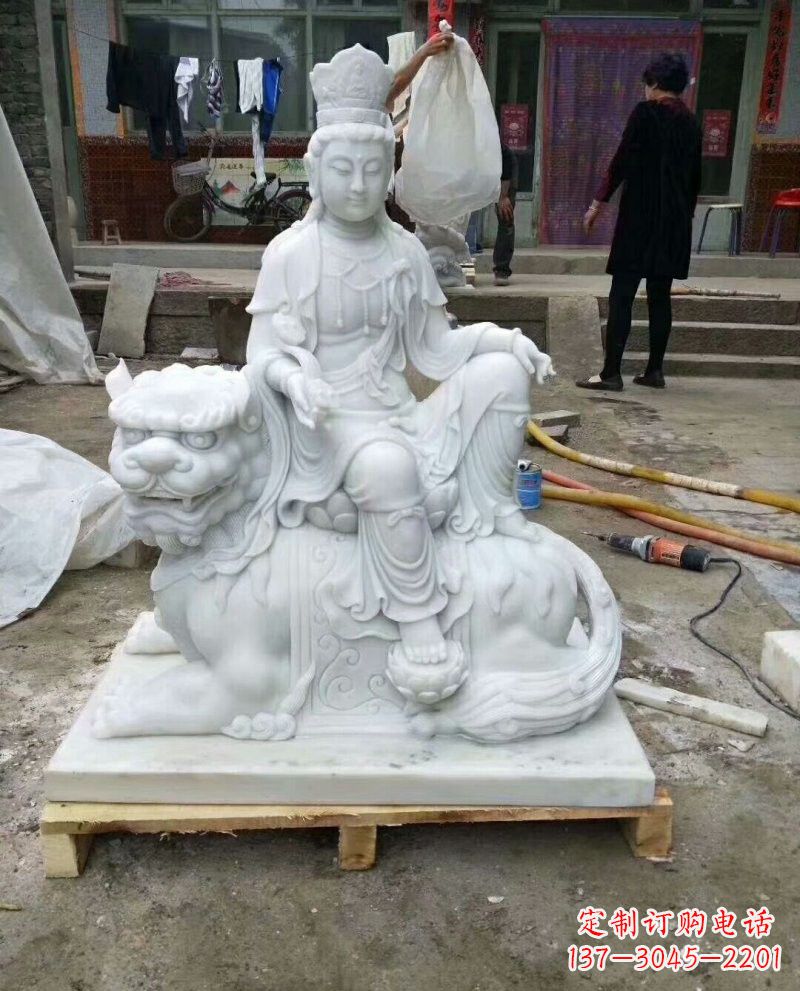 汉白玉乘狮子的文殊菩萨