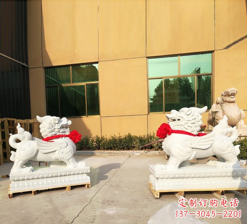 汉白玉立式貔貅石雕