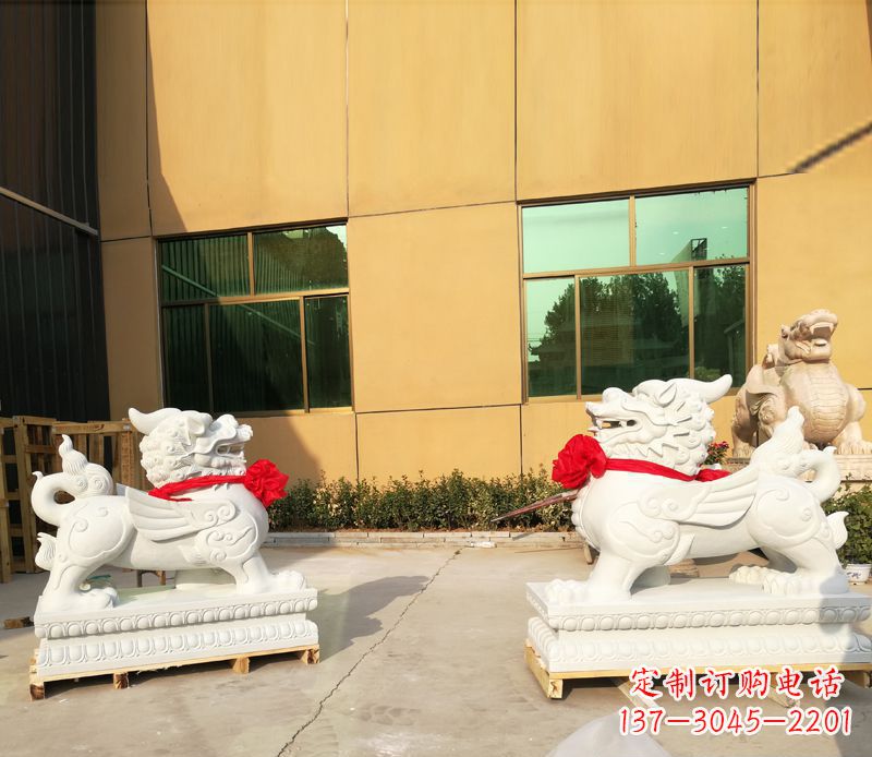 汉白玉立式貔貅门口招财石雕