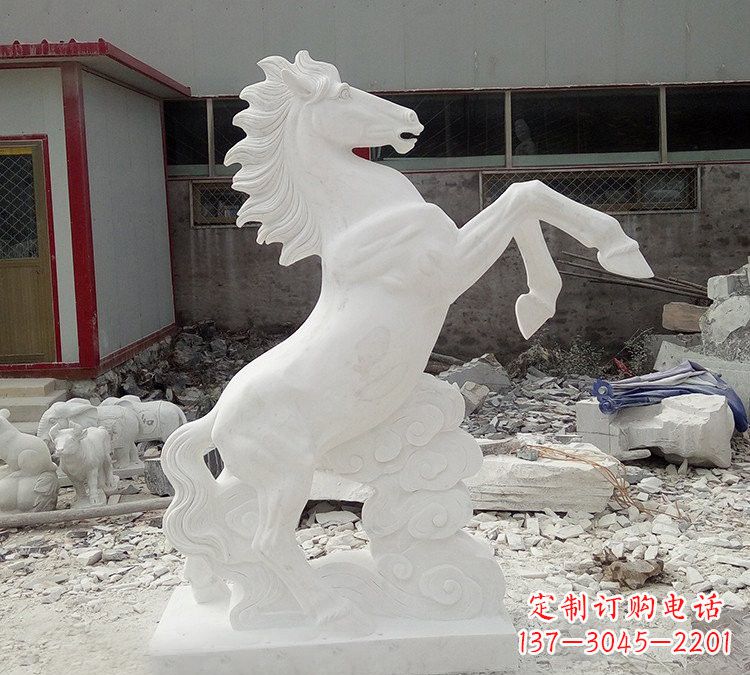 汉白玉立着的马石雕