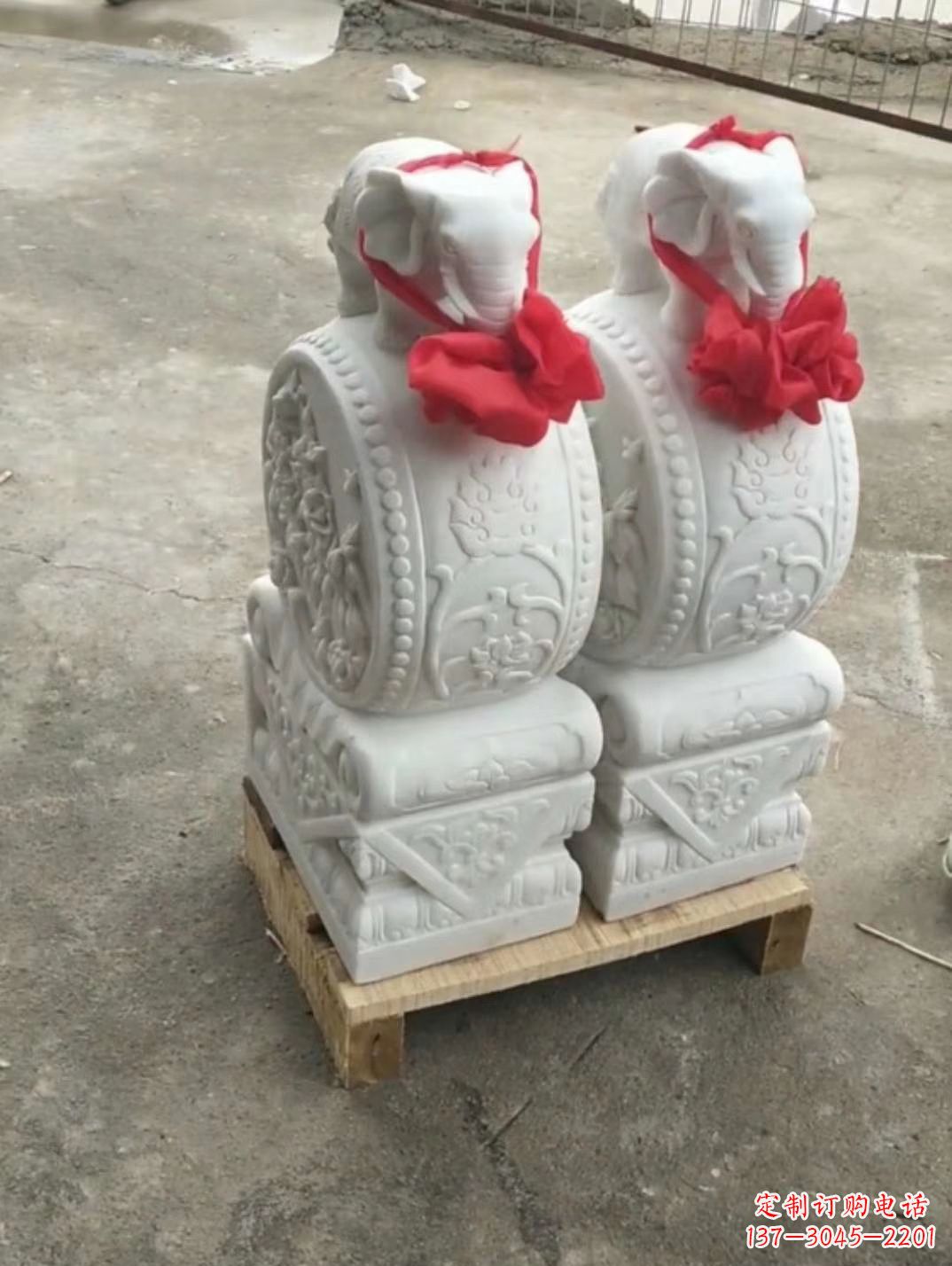 汉白玉小门墩石,门口摆放吉祥物