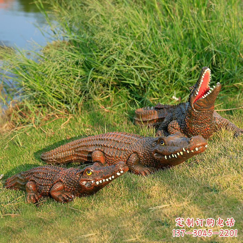 褐色仿真鳄鱼雕塑