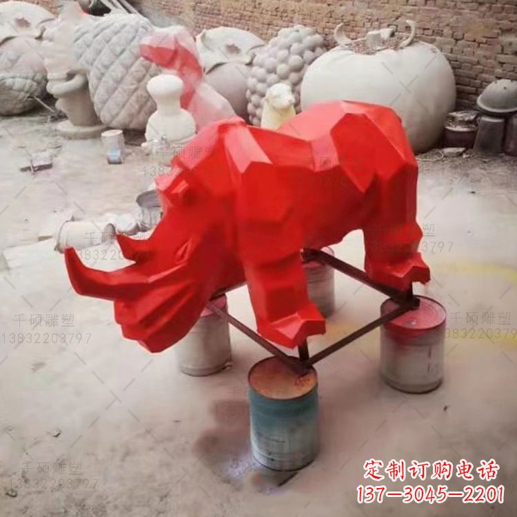 红色几何切面抽象犀牛雕塑