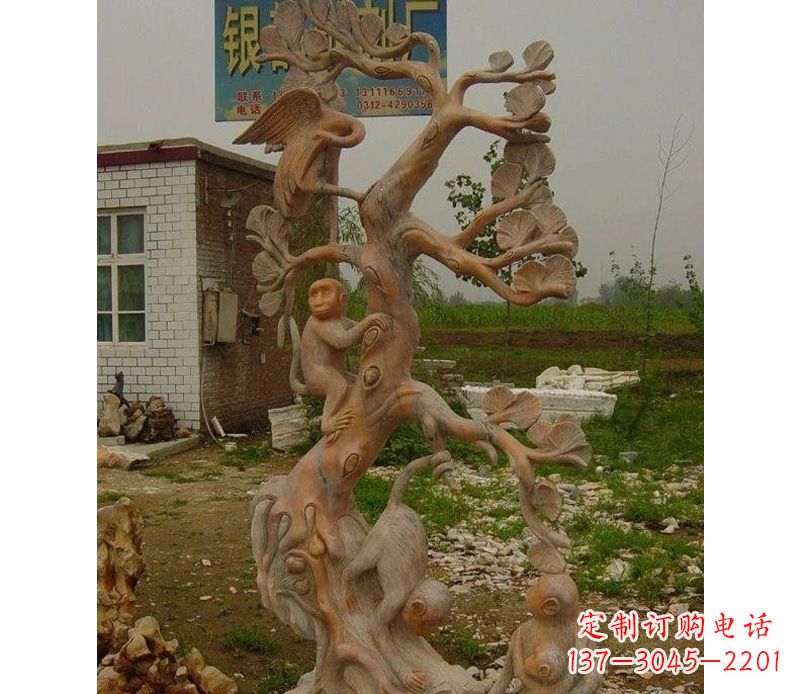 猴子上树摘桃石雕