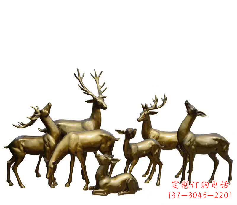 黄铜色鹿群雕塑