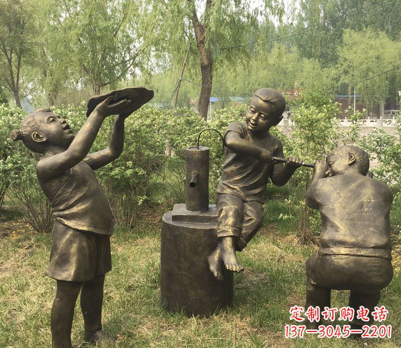 接水玩耍的儿童铜雕