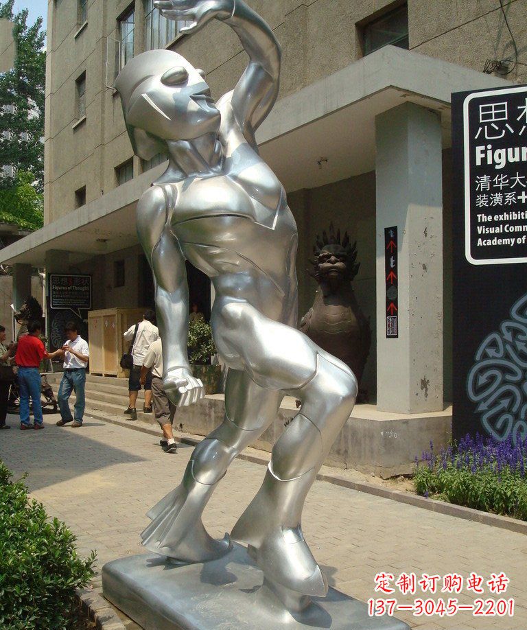 街边不锈钢奥特曼景观雕塑