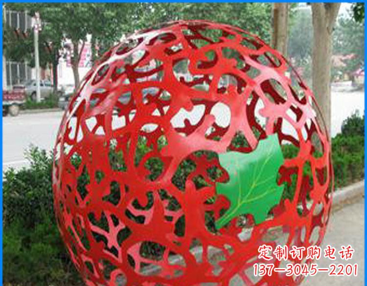 街边不锈钢镂空球和树叶景观雕塑
