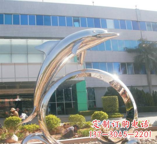 街边不锈钢跳跃的海豚雕塑
