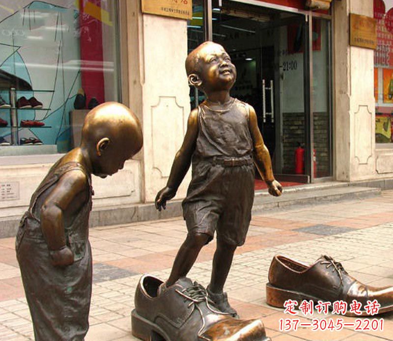 街边穿大鞋的小孩铜雕