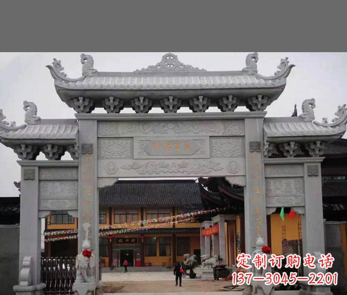 街边道路三门石牌坊